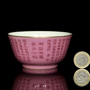 Taza de porcelana con esmalte rosa