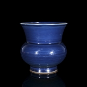 Recipiente de cerámica con esmalte azul, dinastía Ming
