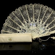 Abanico de hueso con encaje blanco. s.XIX