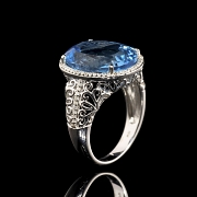 Anillo con topacio y diamantes en oro blanco de 18 kt