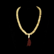 Collar mala de ciento diez cuentas de hueso tallado, s.XX