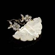 Broche con forma de mariposa en oro de 18K, nácar y diamantes