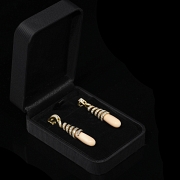 Pendientes largos de oro amarillo de 18K con diamantes y coral rosa