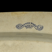 两只蓝色柳树纹“石质瓷器”托盘，19世纪