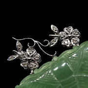 Broche en oro blanco de 18k con jade y diamantes