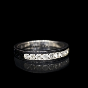 Media alianza en oro blanco de 18 kt con diamantes