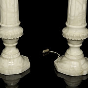 Pareja de lámparas pedestales de alabastro, s.XX
