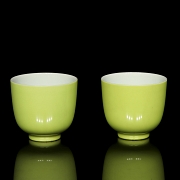 Pareja de tazas de porcelana con esmalte lima, con marca Kangxi