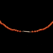 Collar con pequeñas cuentas de coral