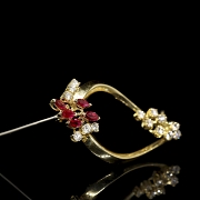 Broche de oro amarillo de 18 kt con rubíes y diamantes