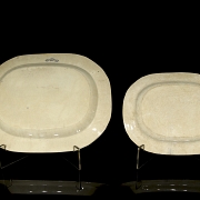 两只蓝色柳树纹“石质瓷器”托盘，19世纪