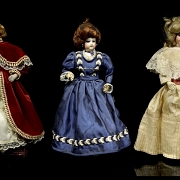 Tres muñecas de porcelana