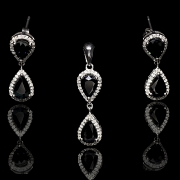 Conjunto de pendientes y colgante en oro blanco 18k con zafiros y diamantes