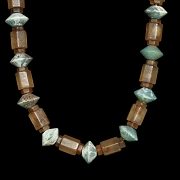 Collar de cuarenta y un cuentas de ágata, dinastía Liao