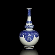 Blue and white porcelain bottle with floral motifs, Qing dynasty