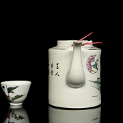 Juego de té de porcelana esmaltada con cesto de mimbre, s.XX