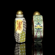 Pair of glazed porcelain snuff bottles, with Qianlong seal - 3