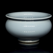 Recipiente de porcelana con vidriado azul, con marca en la base