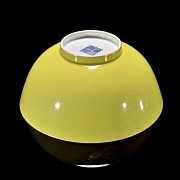 Gran cuenco de porcelana con esmalte amarillo, con marca Qianlong