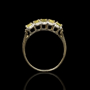 Anillo de oro amarillo de 9 kt con gemas amarillas y diamantes