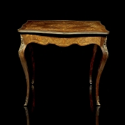 Mesa estilo Luis XV con marquetería, med. s.XX