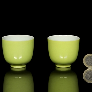 Pareja de tazas de porcelana con esmalte lima, con marca Kangxi