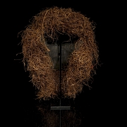 Máscara femenina Kifwebe con atuendo de rafia, Songye, R.D. del Congo, s.XX