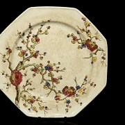 两件釉面陶瓷盘，题为《枝头绽放》，20世纪