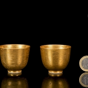 Pair of gold-coloured porcelain cups, marked Kangxi