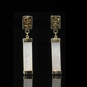 Dangling earrings in 18kt yellow gold and mother-of-pearl