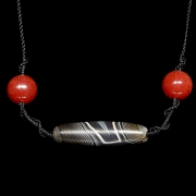 Collar con Dzi y cuentas de ágata nanhong, dinastía Liao