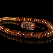 Conjunto de collar y figura de asta tallada, s.XX