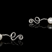 Pendientes con perla y diamantes en oro blanco de 18K