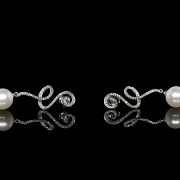 Pendientes con perla y diamantes en oro blanco de 18k