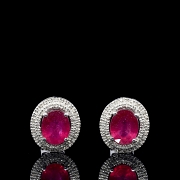 Pendientes en oro blanco de 18K con rubíes y diamantes