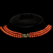Collar de cuentas de coral y cierre de oro