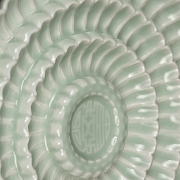 Plato de porcelana con esmalte celadón, con marca Yongzheng