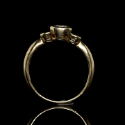 Anillo oro amarillo con aguamarina central y diamantes