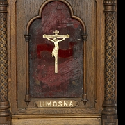Antiguo limosnero con Cristo de hueso, fnn.s.XIX