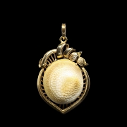 Colgante de oro amarillo de 18 kt con concha, estilo Eduardino
