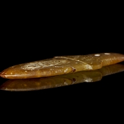 Pequeño puñal de jade tallado, cultura Liangzhu