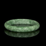 Brazalete de jadeíta tallada, s.XX