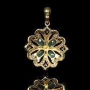 Colgante de oro amarillo de 18k con esmeraldas y diamantes