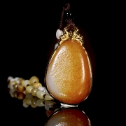 Collar de jade tallado de Hetian con montura de metal dorado, s.XX