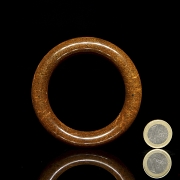 Brazalete tallado de tonalidad ámbar, s.XX