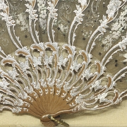 Abanico con varillaje de madera y abaniquera, s.XX