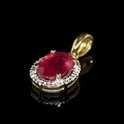 Colgante en oro amarillo de 18 kt con rubí y diamantes