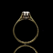 Antiguo anillo solitario de oro amarillo con diamante