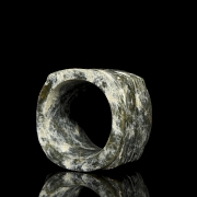 Cong de jade tallado