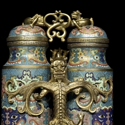Doble jarrón de bronce dorado con esmalte cloisonné 